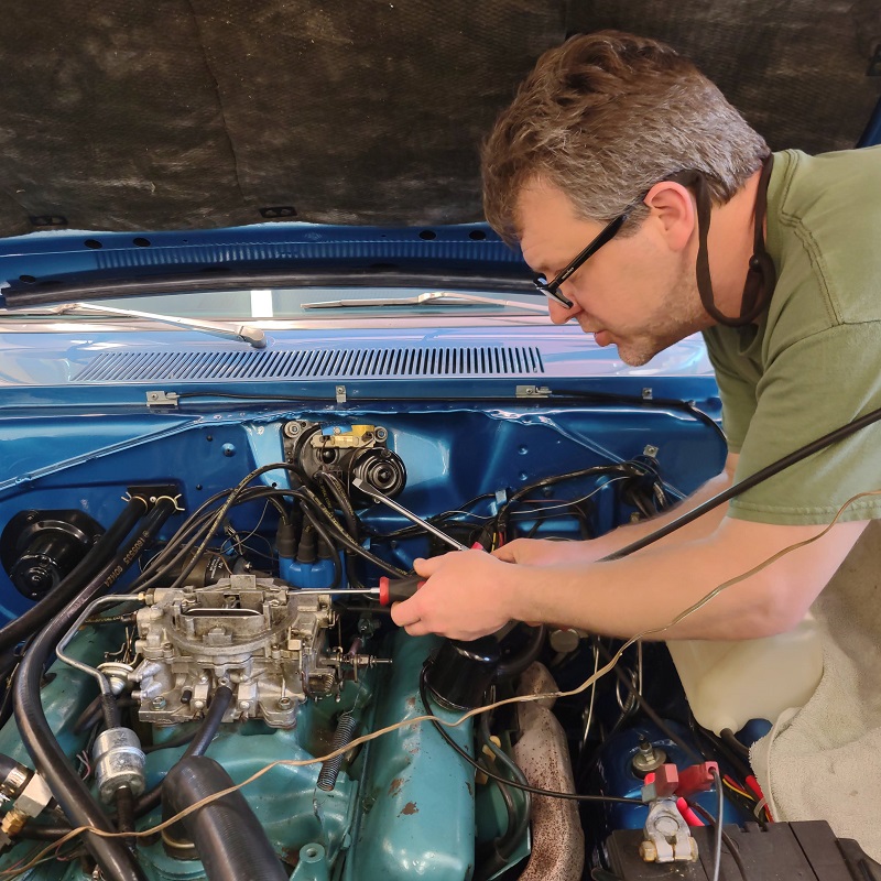 Scott is dialing in the carburetor on Carl's 340cid engine in his Plymouth Barracuda